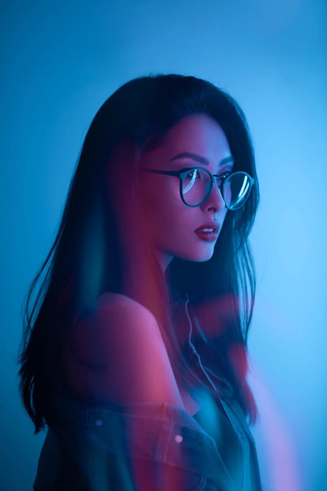 Chica con gafas graduadas